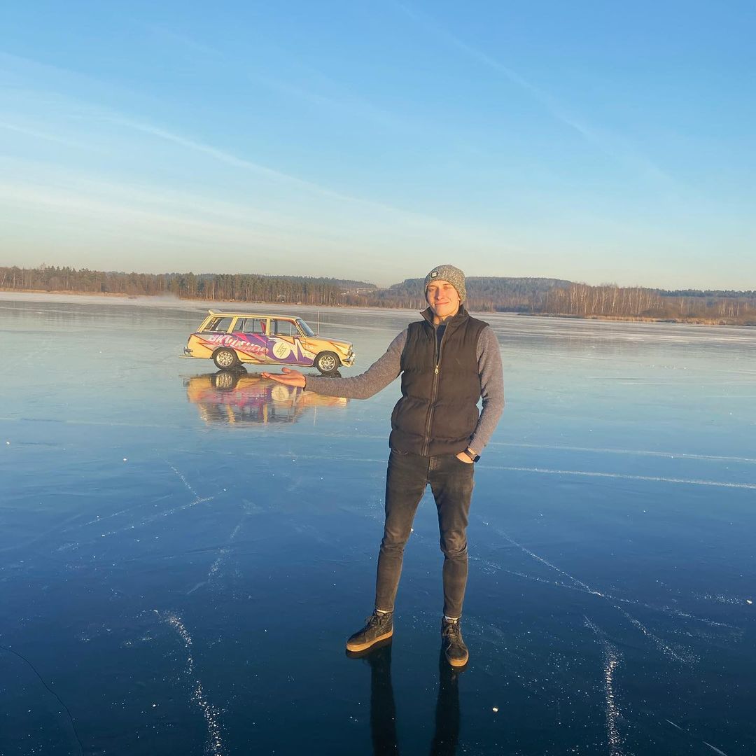 Сезон зимних заездов открыт. Автомобилисты и мотоциклисты вышли на лед.