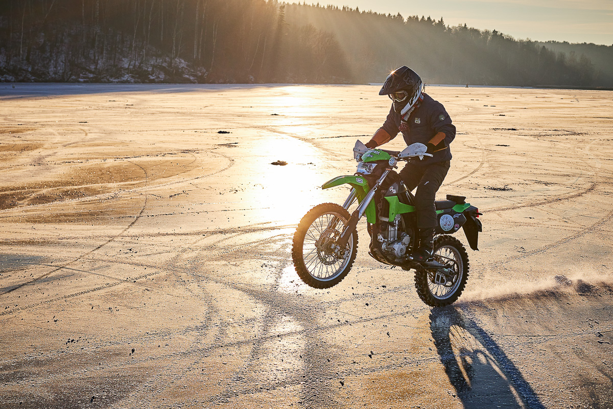 Сезон зимних заездов открыт. Автомобилисты и мотоциклисты вышли на лед.