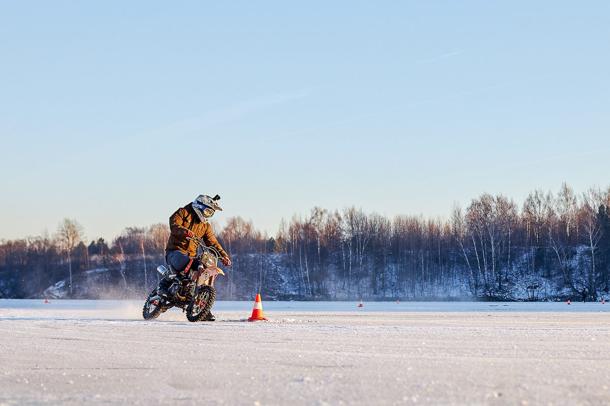 Сезон зимних заездов открыт. Автомобилисты и мотоциклисты вышли на лед.