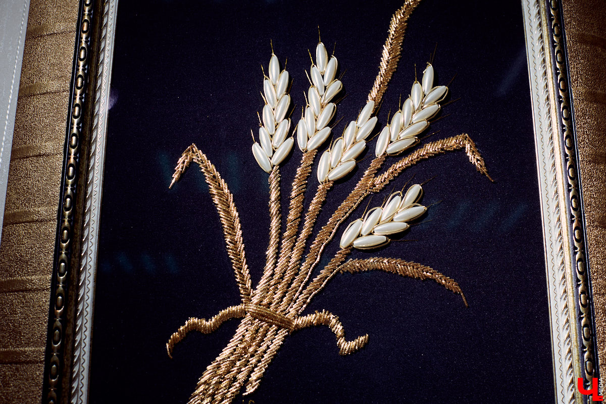 Посетили последнюю, 275-ю выставку Клары Сухаревой, взглянули на поразительные картины, вытканные с ювелирной точностью