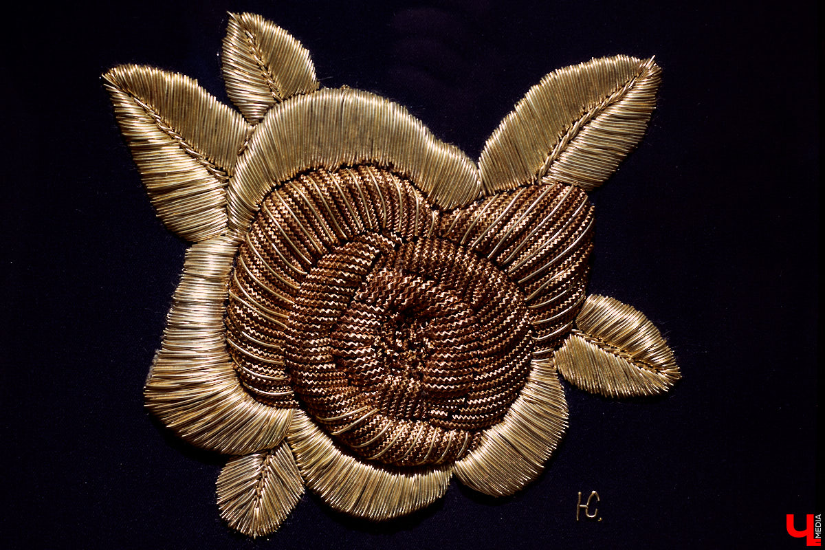 Посетили последнюю, 275-ю выставку Клары Сухаревой, взглянули на поразительные картины, вытканные с ювелирной точностью