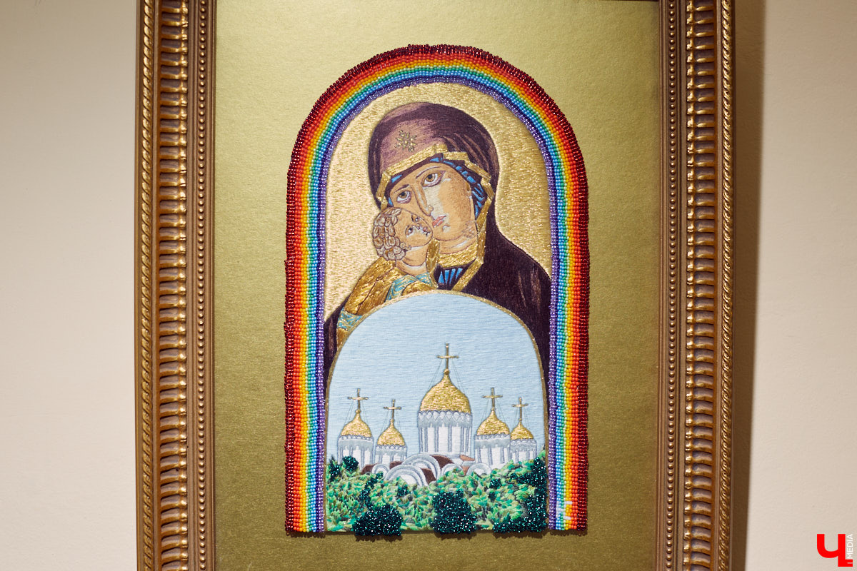 Посетили последнюю, 275-ю выставку Клары Сухаревой, взглянули на поразительные картины, вытканные с ювелирной точностью