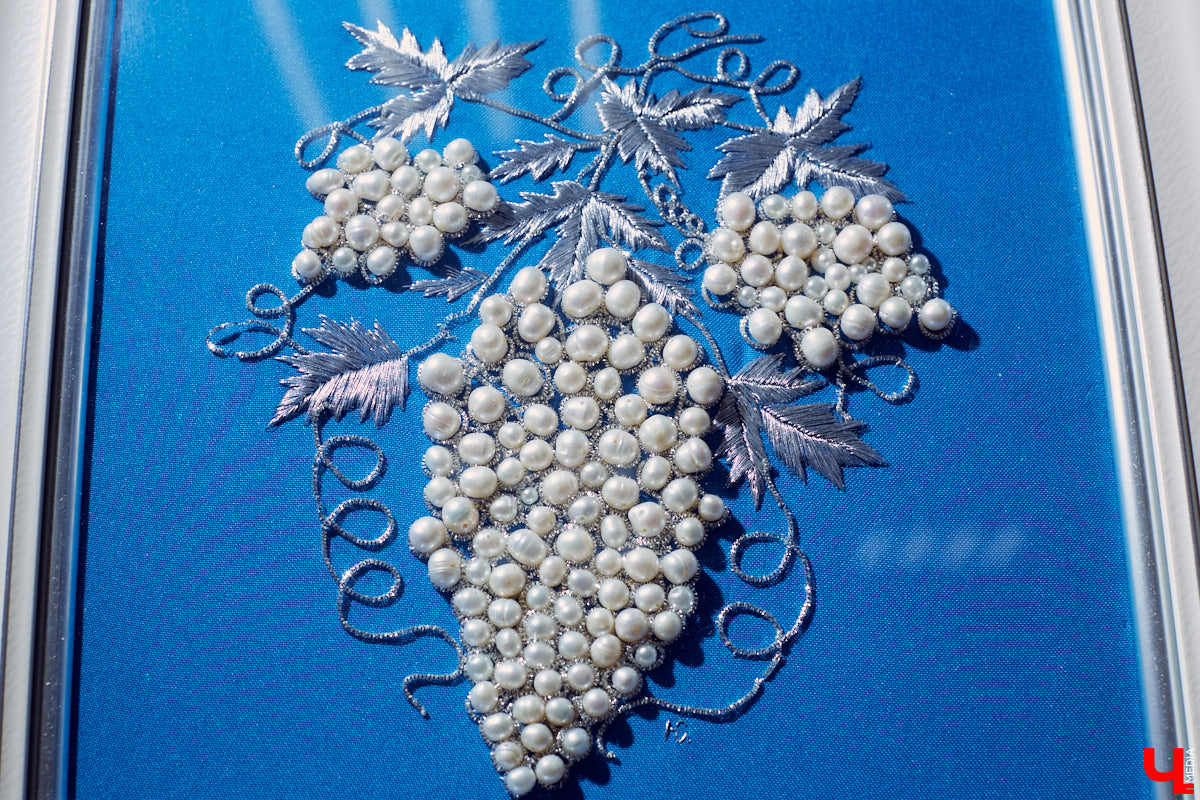 Посетили последнюю, 275-ю выставку Клары Сухаревой, взглянули на поразительные картины, вытканные с ювелирной точностью