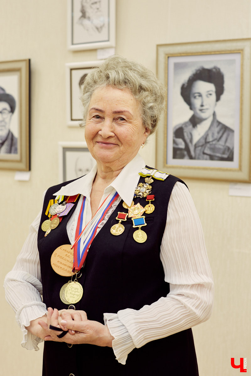 Посетили последнюю, 275-ю выставку Клары Сухаревой, взглянули на поразительные картины, вытканные с ювелирной точностью