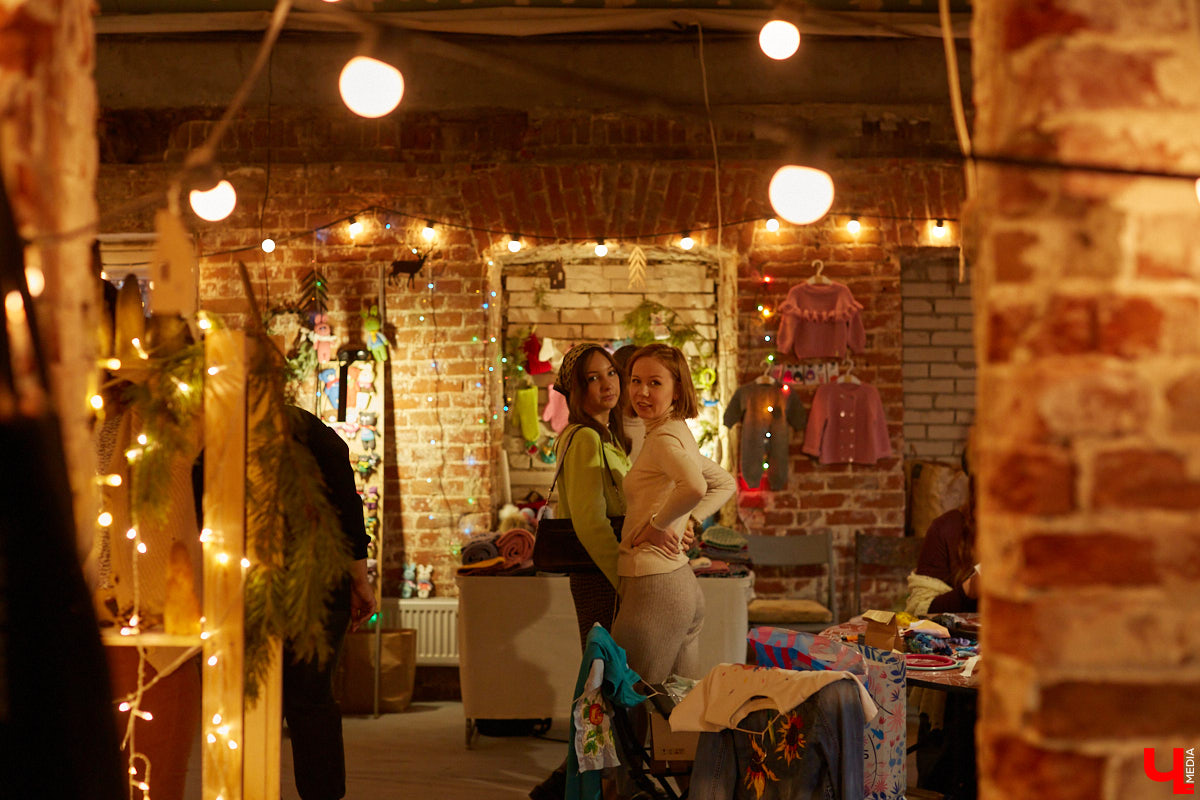 В минувшие выходные во Владимире прошел уже пятый по счету «Новогодний маркет». Кого он объединил и чем удивлял пришедших — читайте в нашем материале.