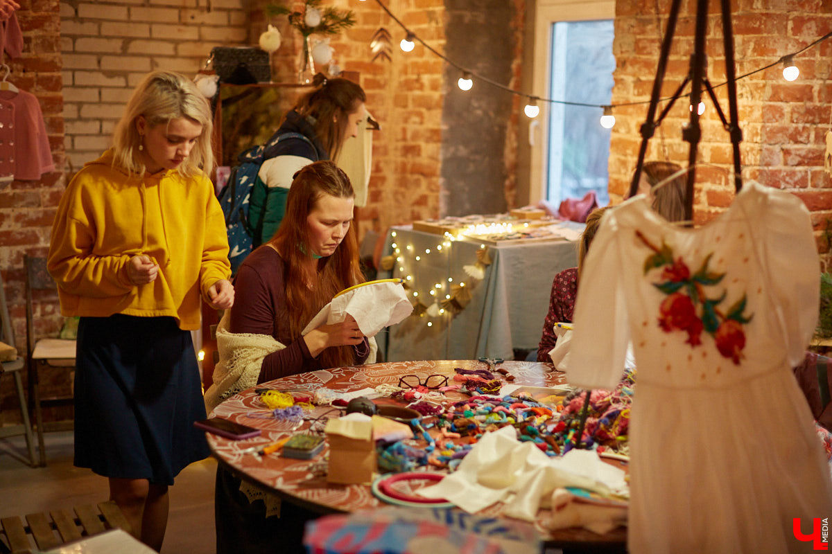 В минувшие выходные во Владимире прошел уже пятый по счету «Новогодний маркет». Кого он объединил и чем удивлял пришедших — читайте в нашем материале.