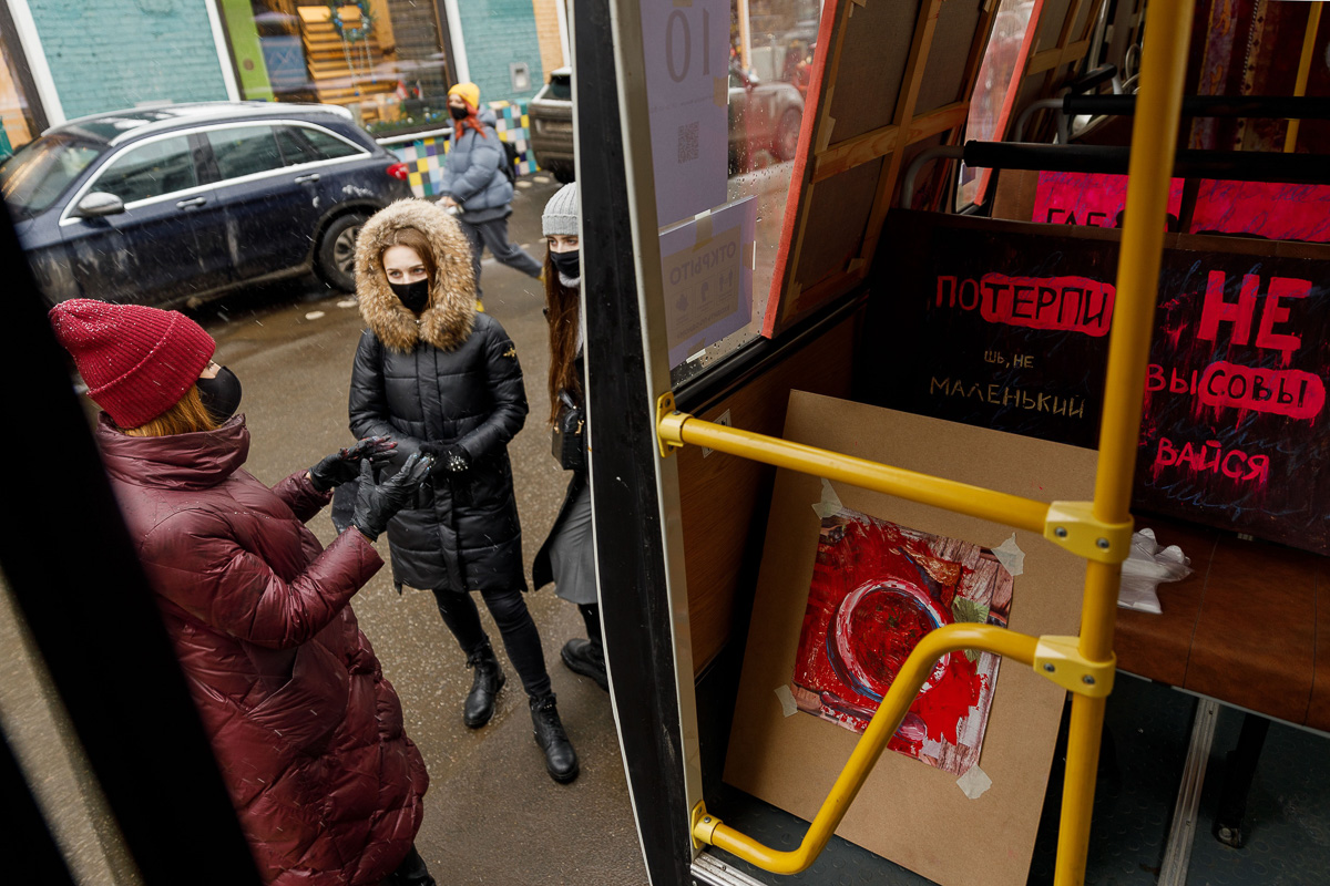 Владимирская художница Алина Власова привезла на московский «Артплей» перфоманс от авторов, мечтающих вырваться из провинции.