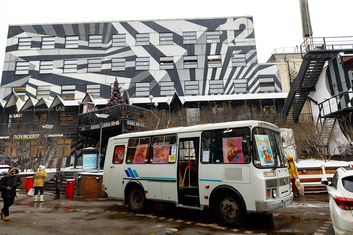 Владимирская художница Алина Власова привезла на московский «Артплей» перфоманс от авторов, мечтающих вырваться из провинции.