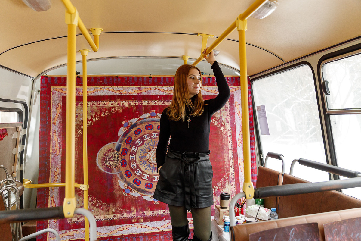 Владимирская художница Алина Власова привезла на московский «Артплей» перфоманс от авторов, мечтающих вырваться из провинции.