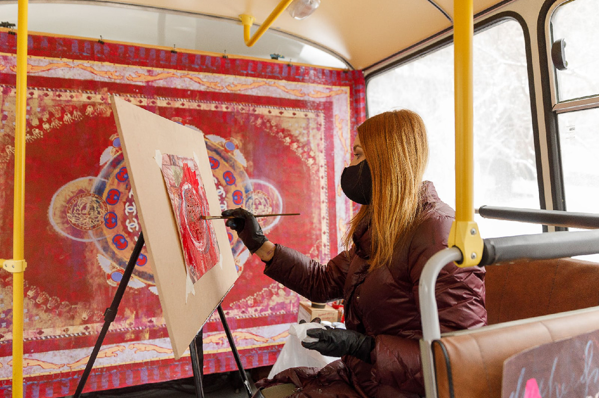 Владимирская художница Алина Власова привезла на московский «Артплей» перфоманс от авторов, мечтающих вырваться из провинции.