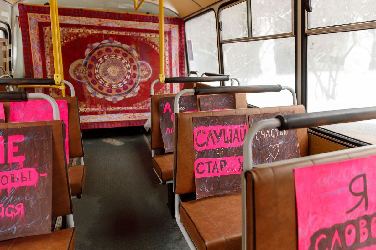 Владимирская художница Алина Власова привезла на московский «Артплей» перфоманс от авторов, мечтающих вырваться из провинции.