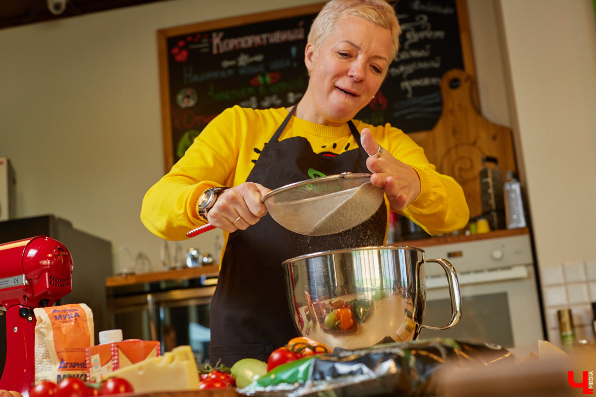 Куратор выставок Анастасия Вавилова узнала, как из остатков новогоднего ужина сделать быстрый и полезный пирог.