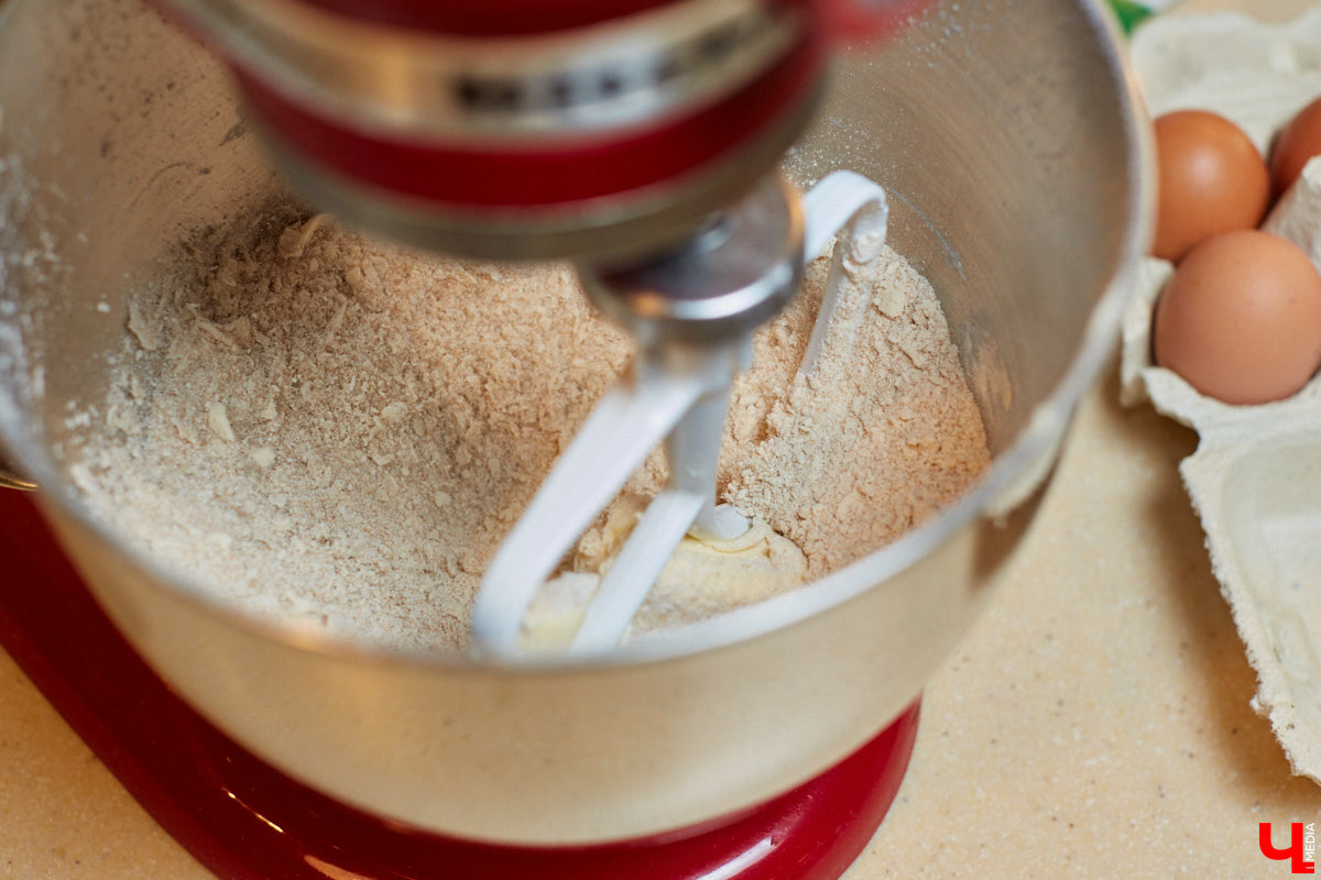 Куратор выставок Анастасия Вавилова узнала, как из остатков новогоднего ужина сделать быстрый и полезный пирог.