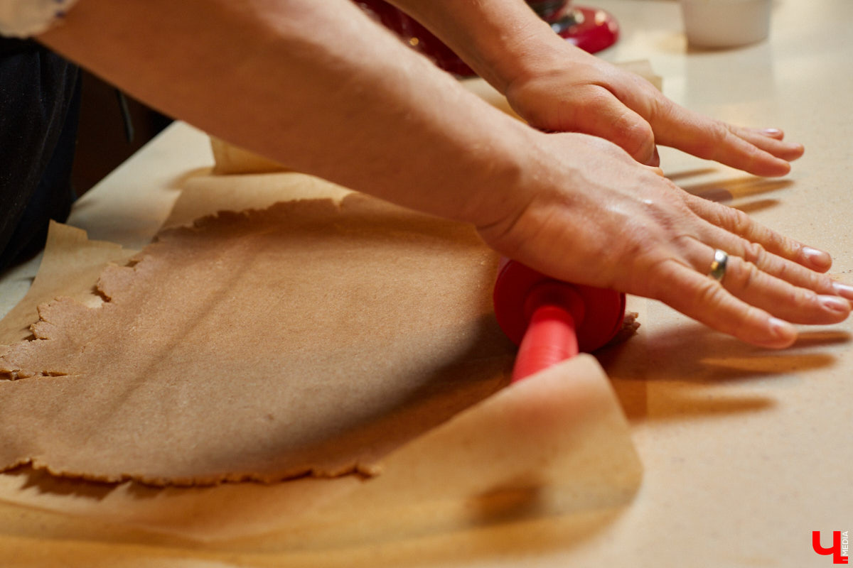 Куратор выставок Анастасия Вавилова узнала, как из остатков новогоднего ужина сделать быстрый и полезный пирог.