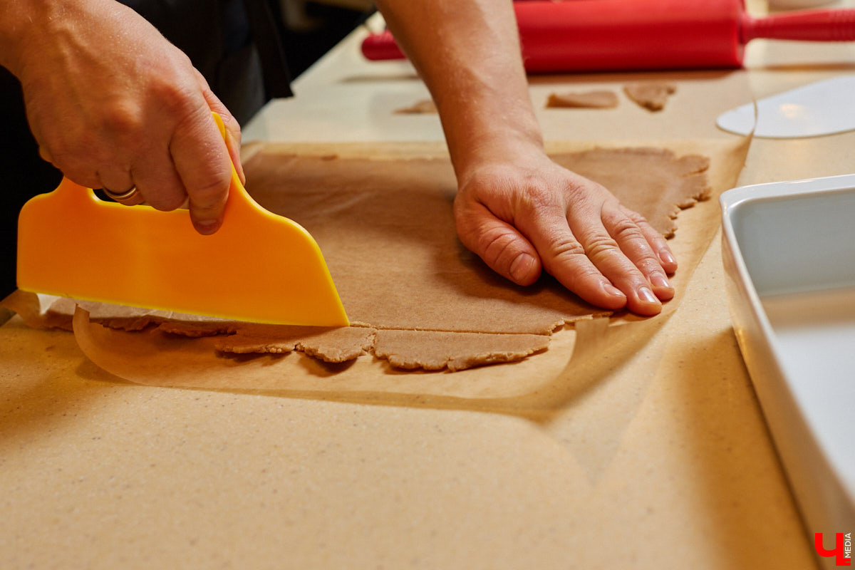 Куратор выставок Анастасия Вавилова узнала, как из остатков новогоднего ужина сделать быстрый и полезный пирог.