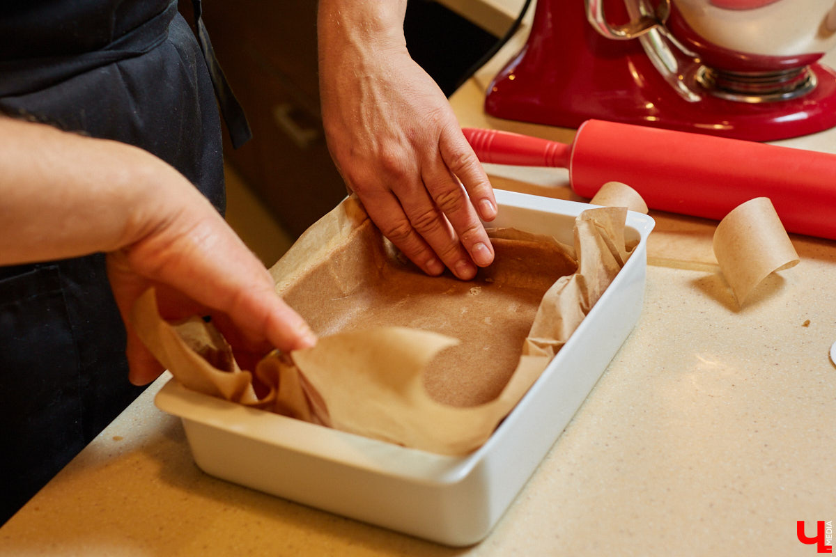 Куратор выставок Анастасия Вавилова узнала, как из остатков новогоднего ужина сделать быстрый и полезный пирог.