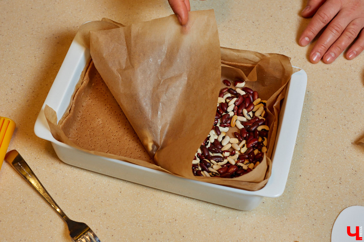 Куратор выставок Анастасия Вавилова узнала, как из остатков новогоднего ужина сделать быстрый и полезный пирог.