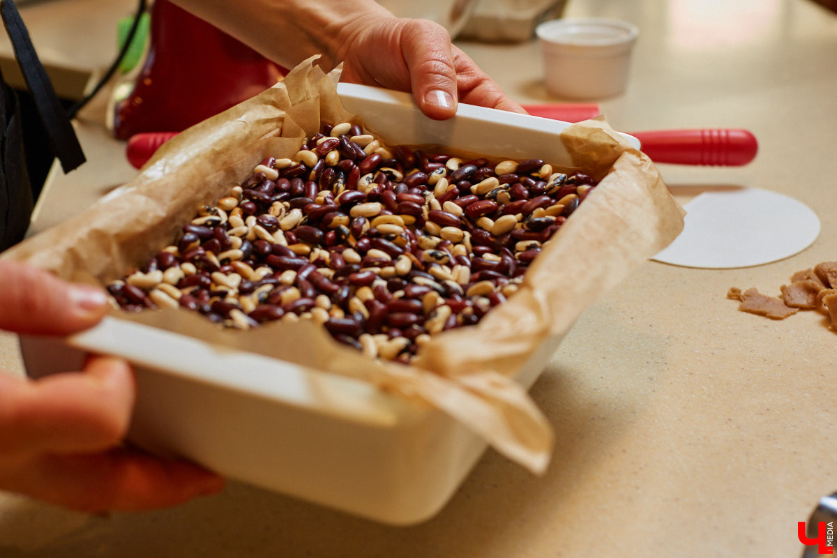 Куратор выставок Анастасия Вавилова узнала, как из остатков новогоднего ужина сделать быстрый и полезный пирог.