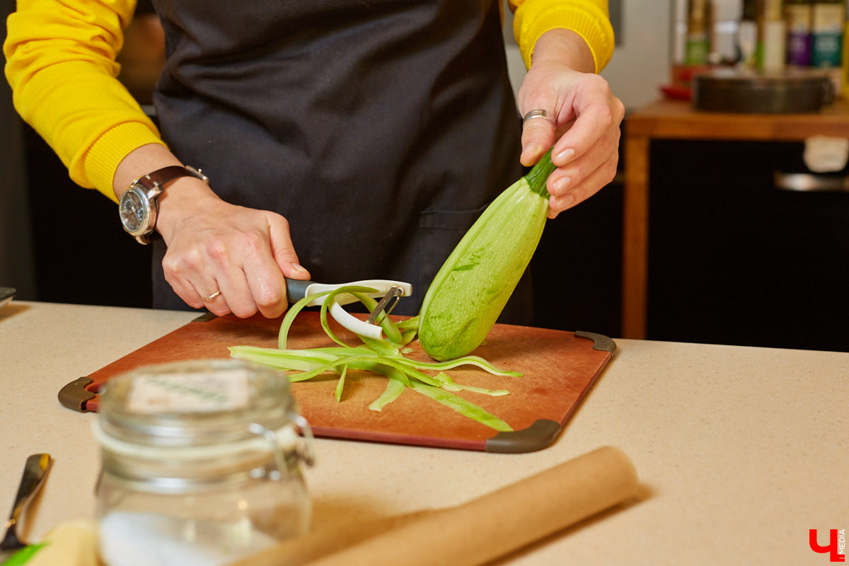 Куратор выставок Анастасия Вавилова узнала, как из остатков новогоднего ужина сделать быстрый и полезный пирог.