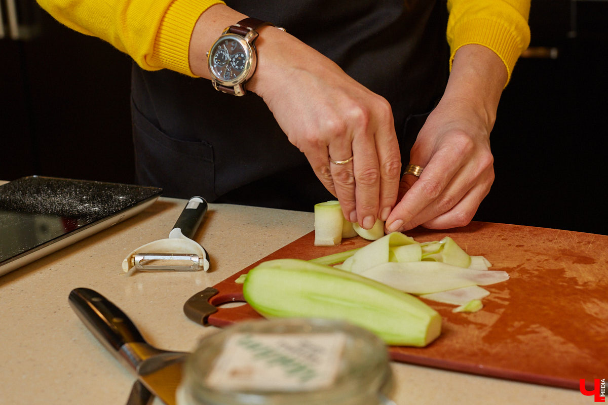 Куратор выставок Анастасия Вавилова узнала, как из остатков новогоднего ужина сделать быстрый и полезный пирог.