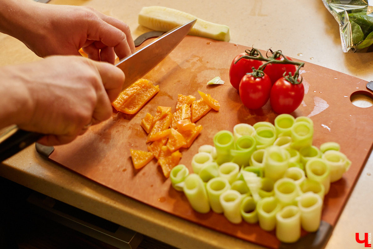 Куратор выставок Анастасия Вавилова узнала, как из остатков новогоднего ужина сделать быстрый и полезный пирог.