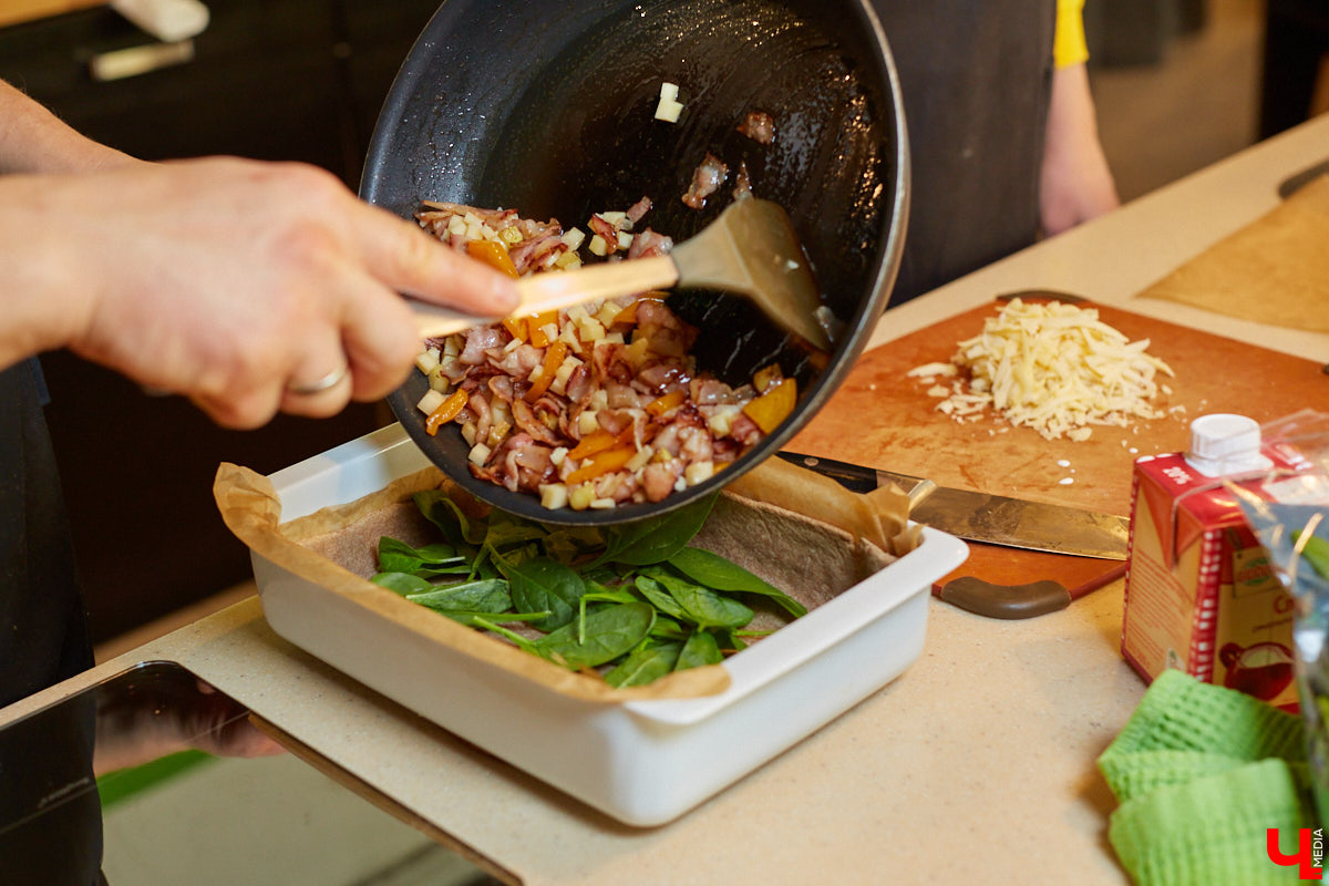 Куратор выставок Анастасия Вавилова узнала, как из остатков новогоднего ужина сделать быстрый и полезный пирог.