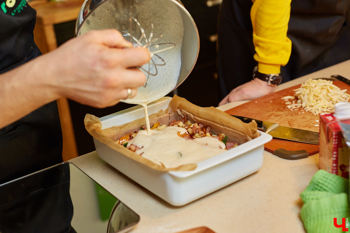 Куратор выставок Анастасия Вавилова узнала, как из остатков новогоднего ужина сделать быстрый и полезный пирог.