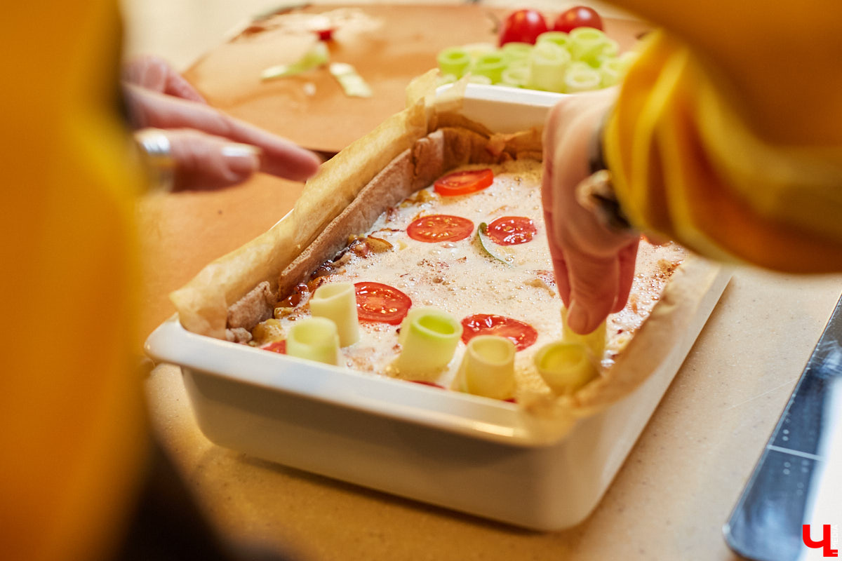 Куратор выставок Анастасия Вавилова узнала, как из остатков новогоднего ужина сделать быстрый и полезный пирог.