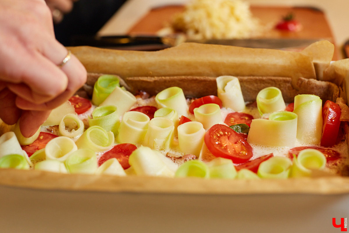 Куратор выставок Анастасия Вавилова узнала, как из остатков новогоднего ужина сделать быстрый и полезный пирог.