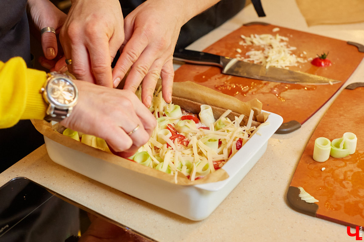 Куратор выставок Анастасия Вавилова узнала, как из остатков новогоднего ужина сделать быстрый и полезный пирог.