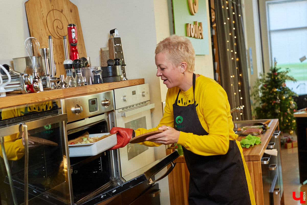 Куратор выставок Анастасия Вавилова узнала, как из остатков новогоднего ужина сделать быстрый и полезный пирог.