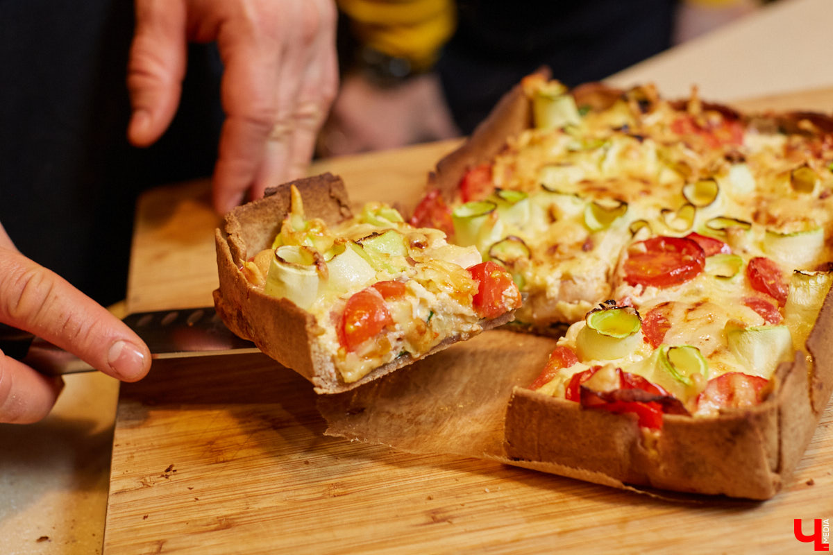 Куратор выставок Анастасия Вавилова узнала, как из остатков новогоднего ужина сделать быстрый и полезный пирог.