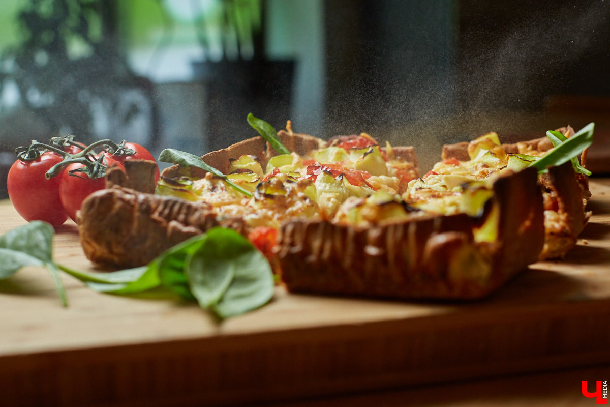 Куратор выставок Анастасия Вавилова узнала, как из остатков новогоднего ужина сделать быстрый и полезный пирог.