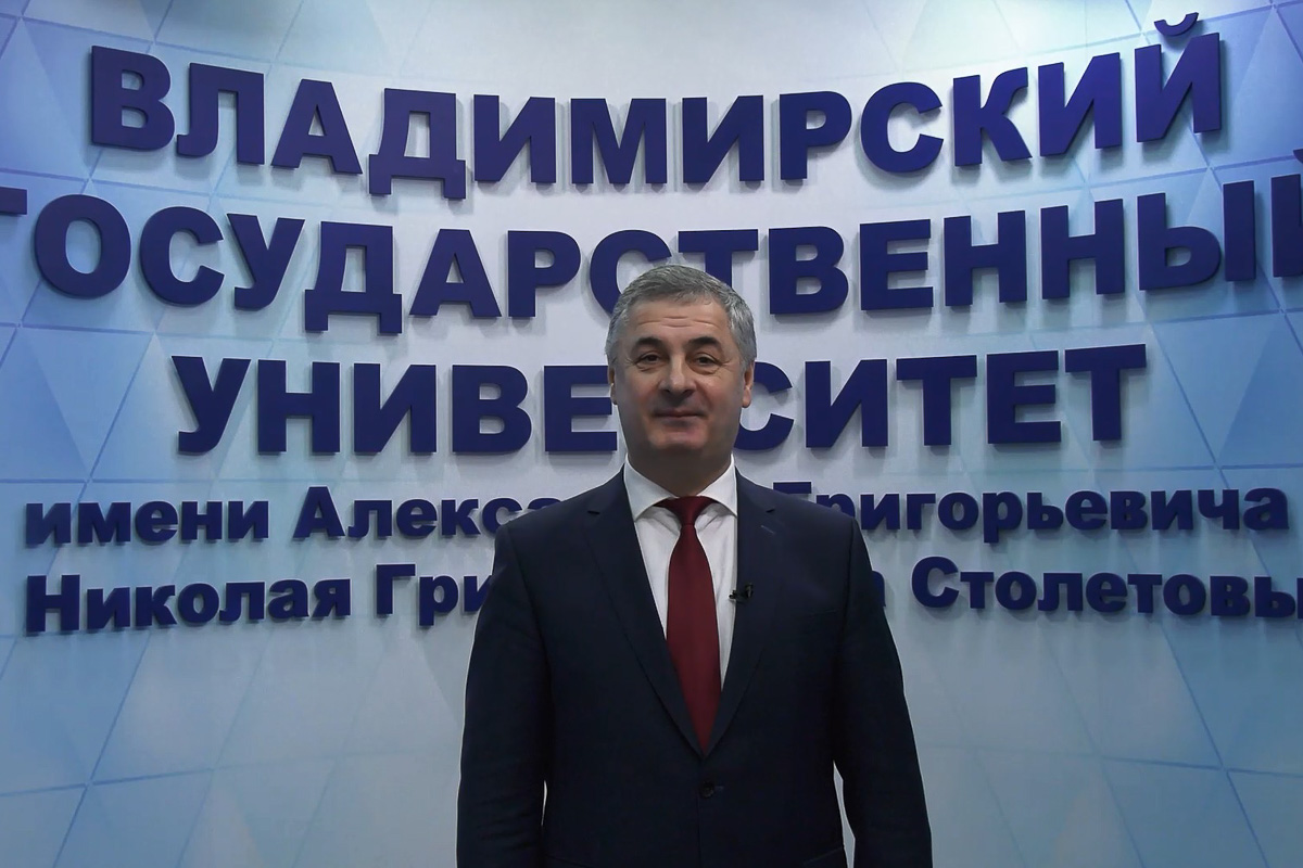 В ВлГУ теперь есть современный Медиацентр. В период тотальной дистанционки - это весьма актуальное новшество. Разбираемся, почему.