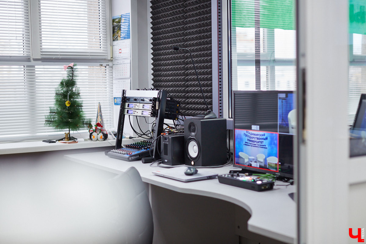 В ВлГУ теперь есть современный Медиацентр. В период тотальной дистанционки - это весьма актуальное новшество. Разбираемся, почему.