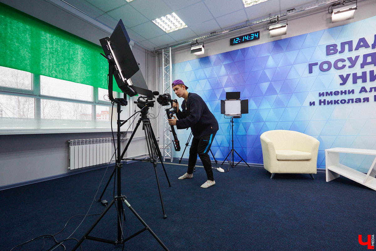 В ВлГУ теперь есть современный Медиацентр. В период тотальной дистанционки - это весьма актуальное новшество. Разбираемся, почему.