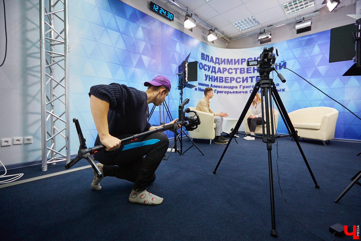 В ВлГУ теперь есть современный Медиацентр. В период тотальной дистанционки - это весьма актуальное новшество. Разбираемся, почему.