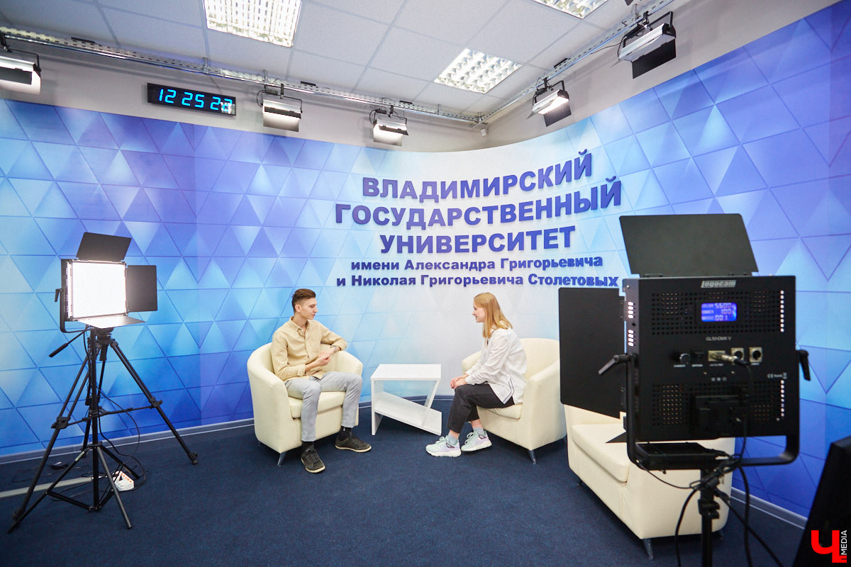 В ВлГУ теперь есть современный Медиацентр. В период тотальной дистанционки - это весьма актуальное новшество. Разбираемся, почему.