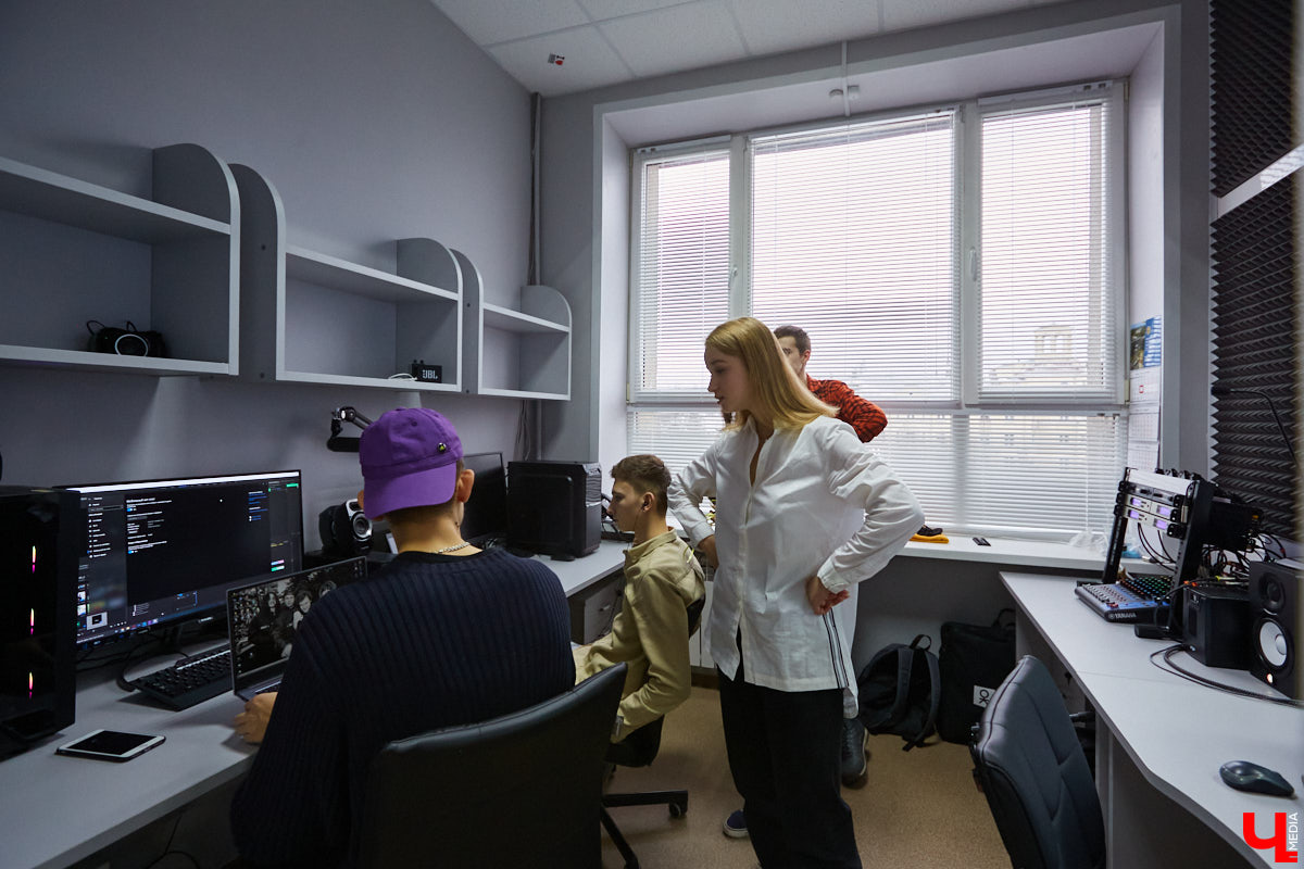 В ВлГУ теперь есть современный Медиацентр. В период тотальной дистанционки - это весьма актуальное новшество. Разбираемся, почему.