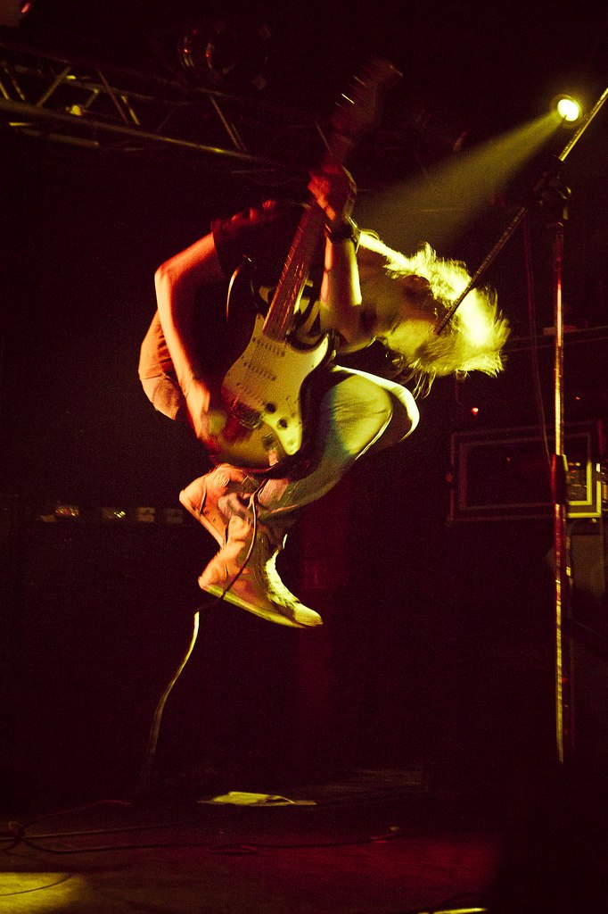 Владимирский гранж в лице Анатолия Андрианова, фронтмена Round Hill. Музыканты вернулись с новыми релизами - пора вспомнить о концертах Seether и Local H, клипом от Степана Рожнова и удивительным маркетинговым ходом давнишнего директора «Дискотеки Аварии».