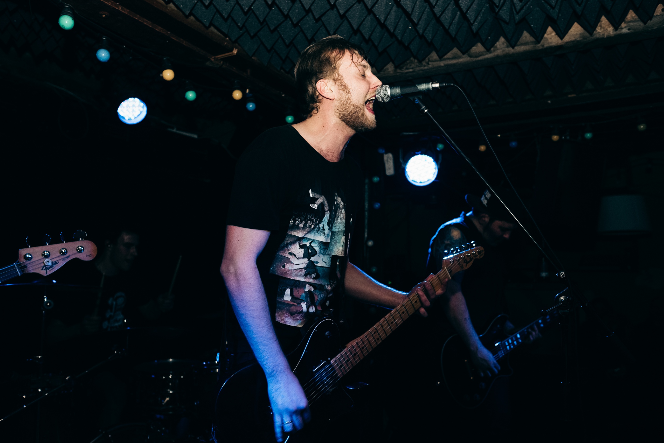 Владимирский гранж в лице Анатолия Андрианова, фронтмена Round Hill. Музыканты вернулись с новыми релизами - пора вспомнить о концертах Seether и Local H, клипом от Степана Рожнова и удивительным маркетинговым ходом давнишнего директора «Дискотеки Аварии».