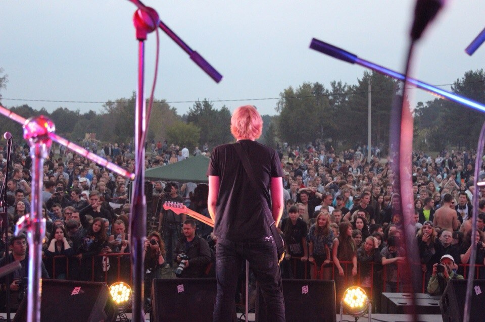 Владимирский гранж в лице Анатолия Андрианова, фронтмена Round Hill. Музыканты вернулись с новыми релизами - пора вспомнить о концертах Seether и Local H, клипом от Степана Рожнова и удивительным маркетинговым ходом давнишнего директора «Дискотеки Аварии».