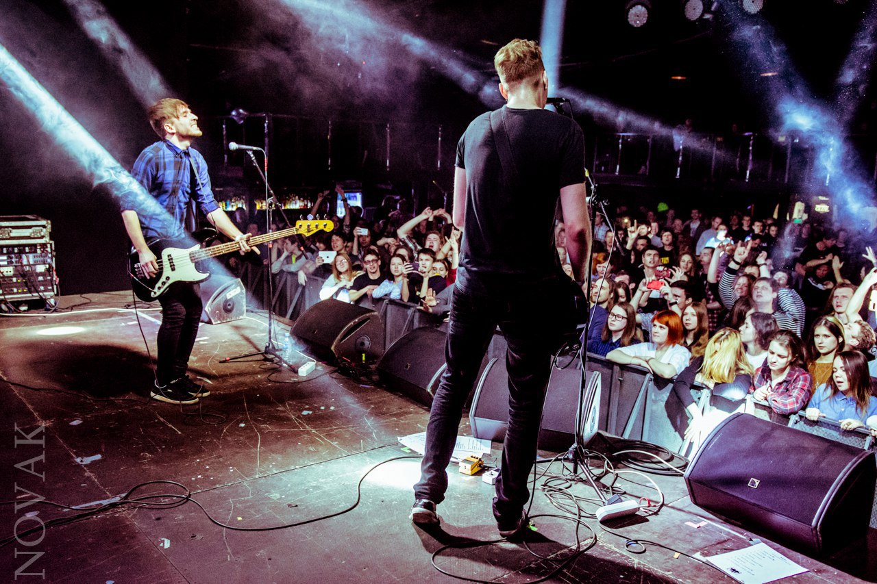 Владимирский гранж в лице Анатолия Андрианова, фронтмена Round Hill. Музыканты вернулись с новыми релизами - пора вспомнить о концертах Seether и Local H, клипом от Степана Рожнова и удивительным маркетинговым ходом давнишнего директора «Дискотеки Аварии».