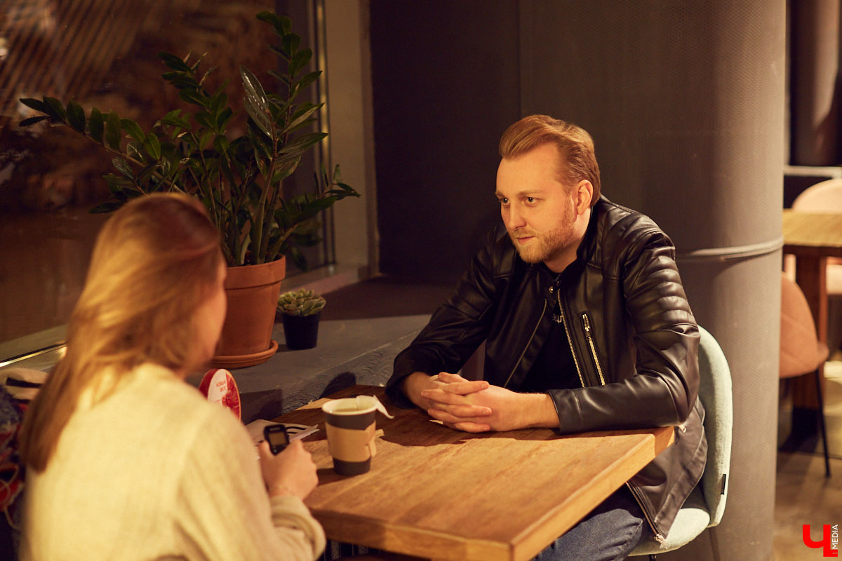 Владимирский гранж в лице Анатолия Андрианова, фронтмена Round Hill. Музыканты вернулись с новыми релизами - пора вспомнить о концертах Seether и Local H, клипом от Степана Рожнова и удивительным маркетинговым ходом давнишнего директора «Дискотеки Аварии».