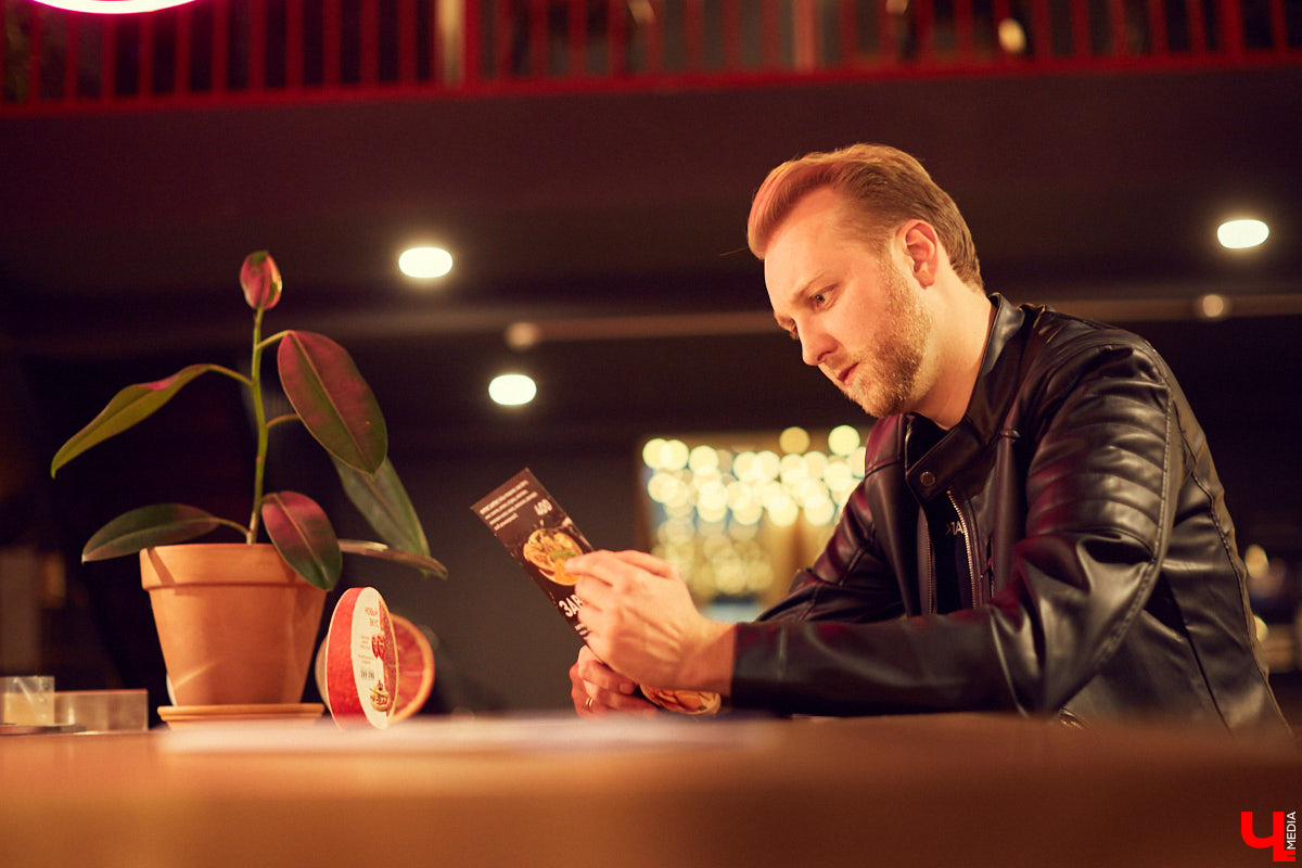 Владимирский гранж в лице Анатолия Андрианова, фронтмена Round Hill. Музыканты вернулись с новыми релизами - пора вспомнить о концертах Seether и Local H, клипом от Степана Рожнова и удивительным маркетинговым ходом давнишнего директора «Дискотеки Аварии».