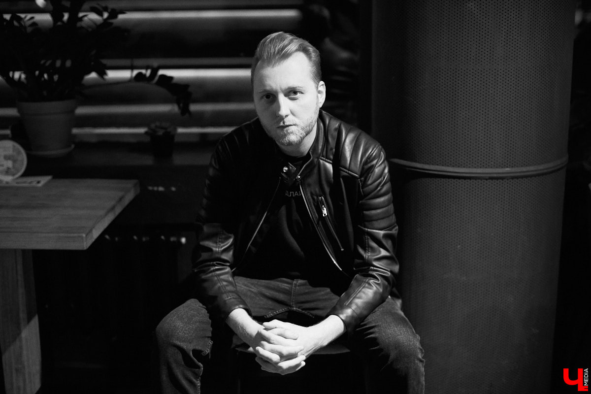 Владимирский гранж в лице Анатолия Андрианова, фронтмена Round Hill. Музыканты вернулись с новыми релизами - пора вспомнить о концертах Seether и Local H, клипом от Степана Рожнова и удивительным маркетинговым ходом давнишнего директора «Дискотеки Аварии».