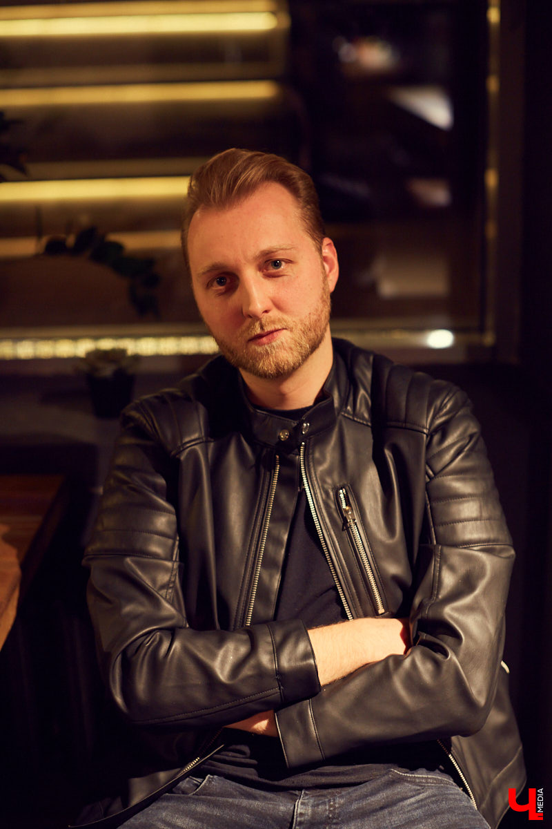 Владимирский гранж в лице Анатолия Андрианова, фронтмена Round Hill. Музыканты вернулись с новыми релизами - пора вспомнить о концертах Seether и Local H, клипом от Степана Рожнова и удивительным маркетинговым ходом давнишнего директора «Дискотеки Аварии».