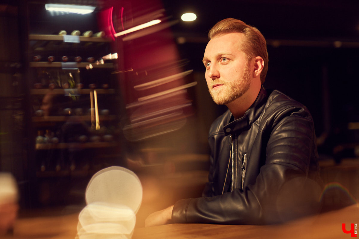 Владимирский гранж в лице Анатолия Андрианова, фронтмена Round Hill. Музыканты вернулись с новыми релизами - пора вспомнить о концертах Seether и Local H, клипом от Степана Рожнова и удивительным маркетинговым ходом давнишнего директора «Дискотеки Аварии».