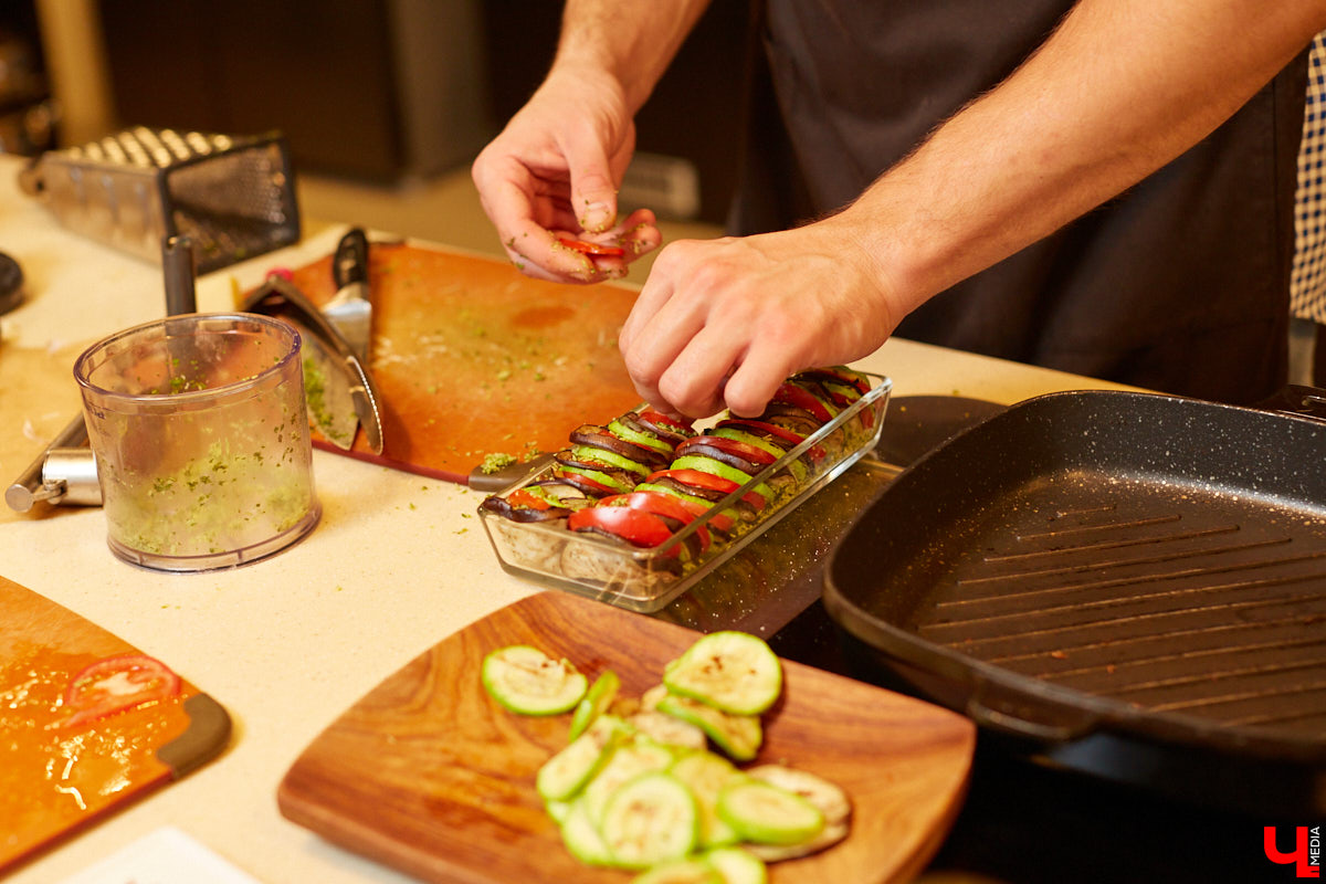 Владимирский Дед Мороз Егор Корсаков узнал рецепт прованских овощей, не грозящий возвратом сброшенных килограммов.