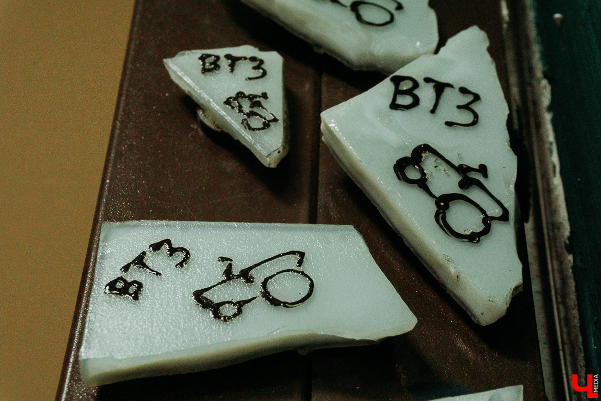 Тревел-стикеры и магнитные мультфрески. Владимирская сувенирная артель «Дядя Миша», создающая памятные украшения в первую очередь для местных жителей, радует новинками